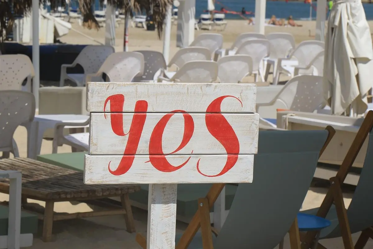 yes-sign-near-beach