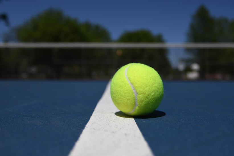 tennis-ball-on-tennis-court
