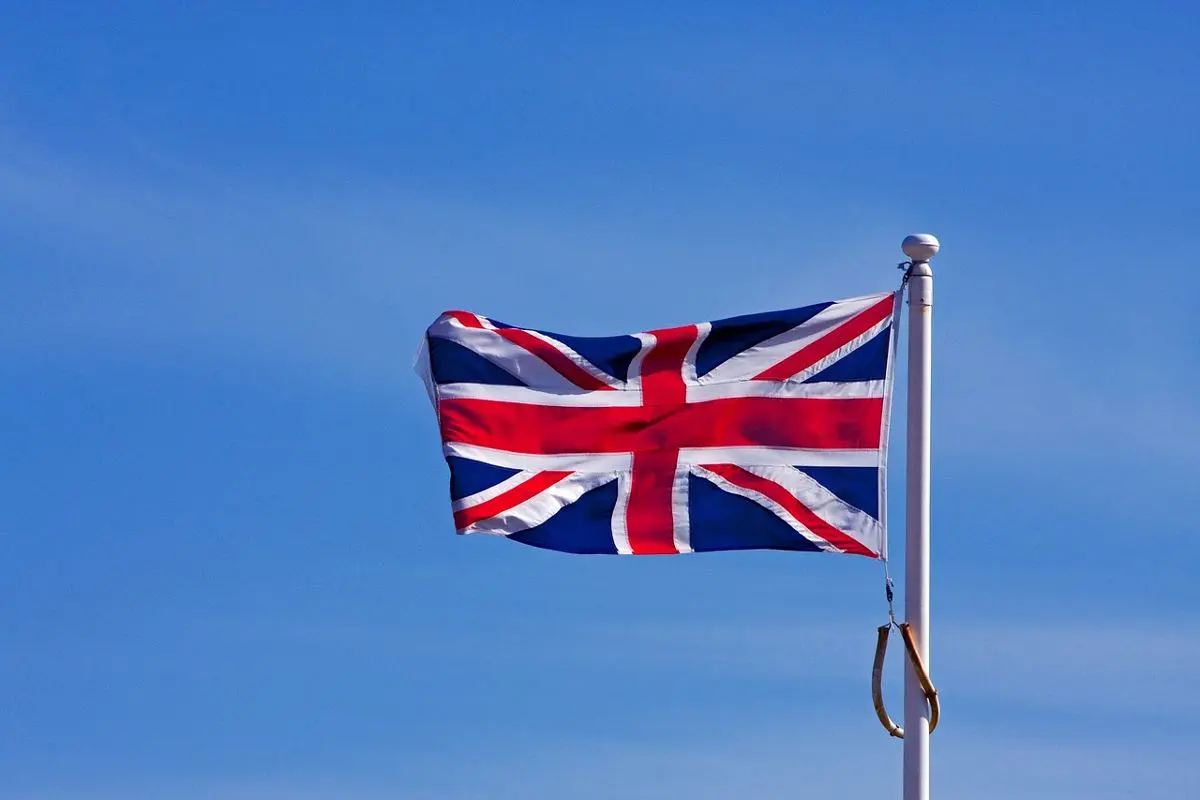 uk-flag-on-a-pole