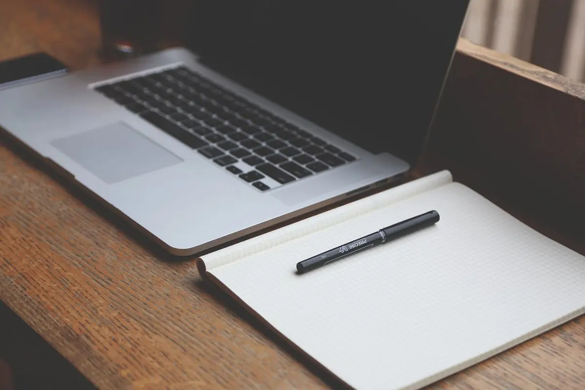 laptop-and-notepad-on-a-desk