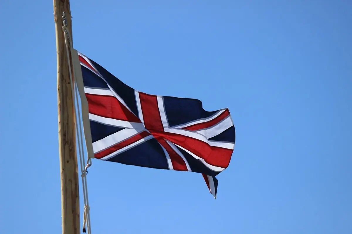 uk-flag-on-a-pole