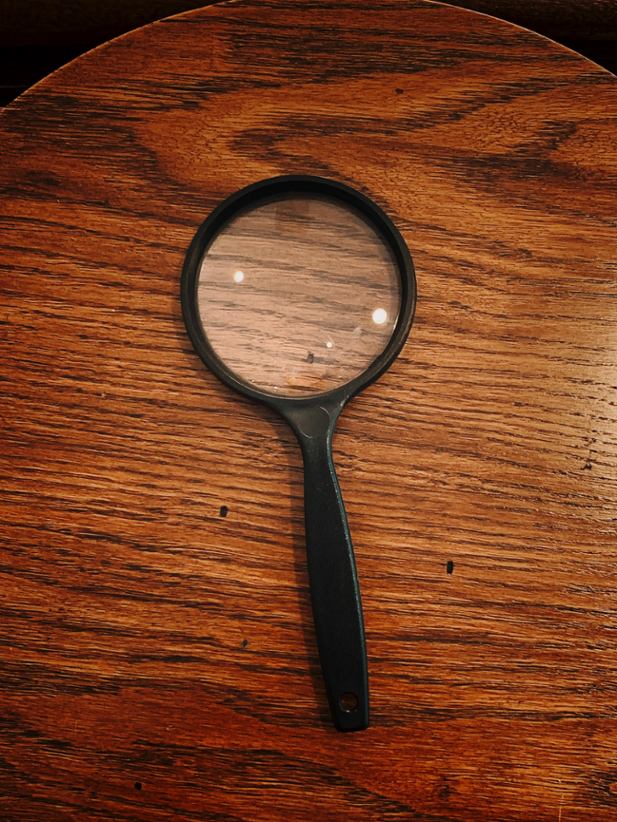 magnifying-glass-on-a-wooden-table