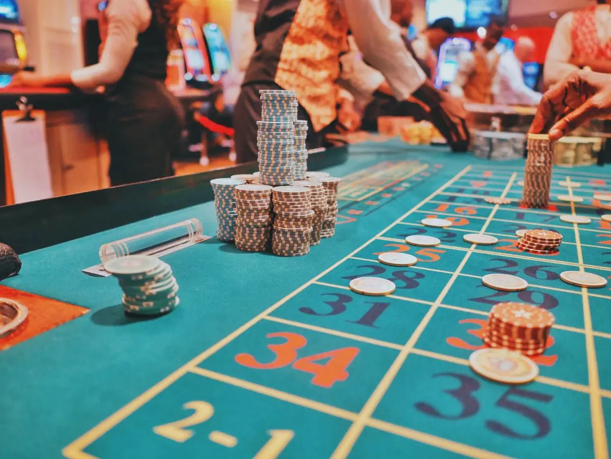 casino-table-with-chips-on-it