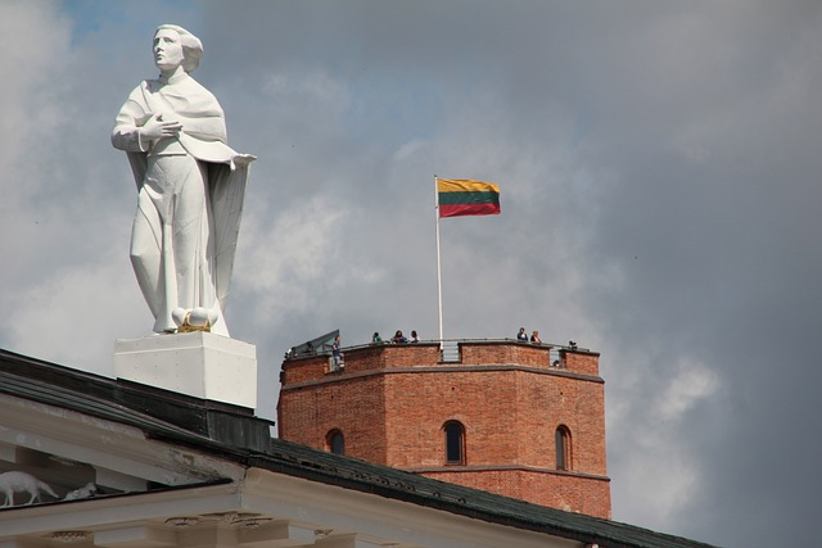 lithuania-flag-and-statue