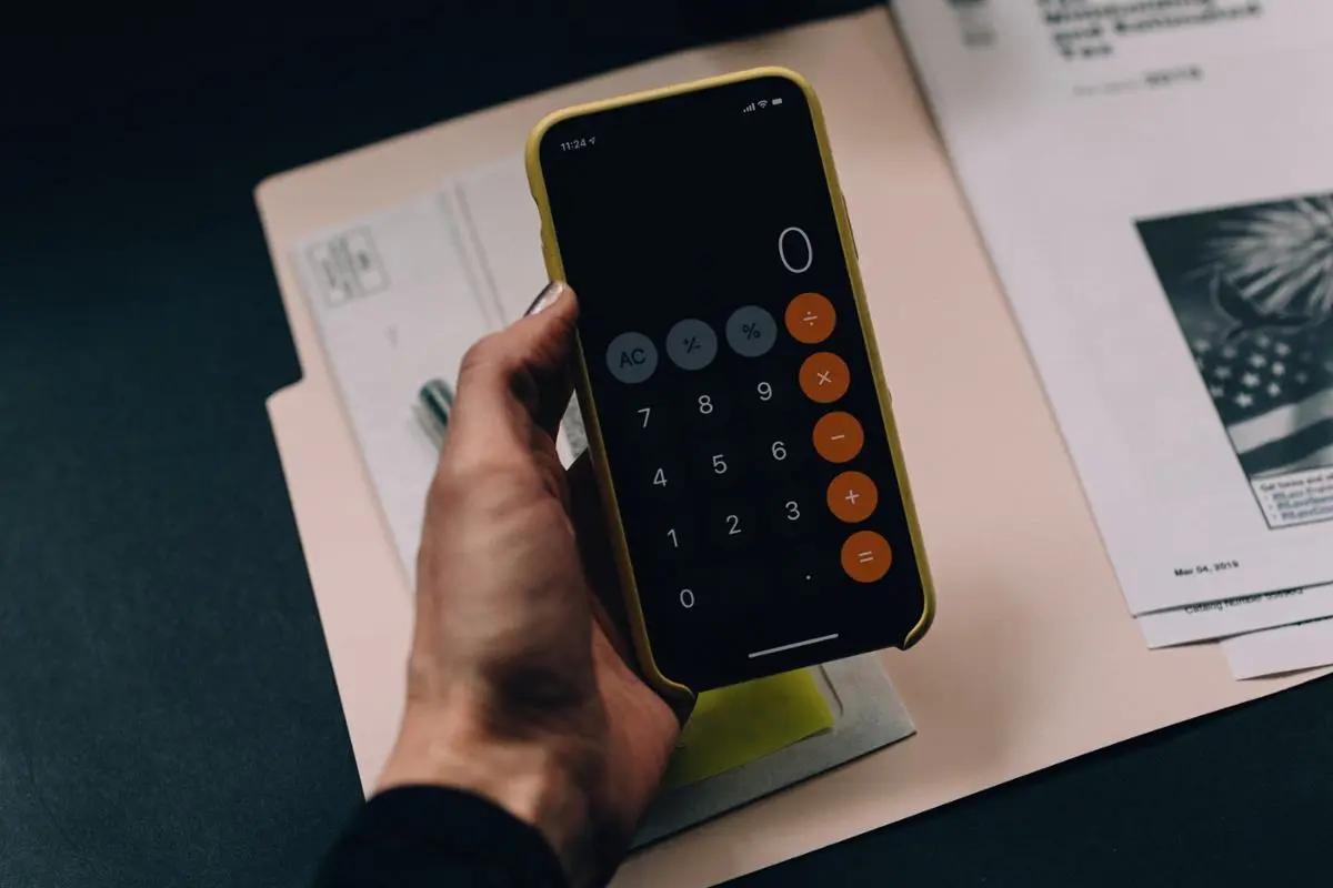 smartphone-with-calculator-app-opened