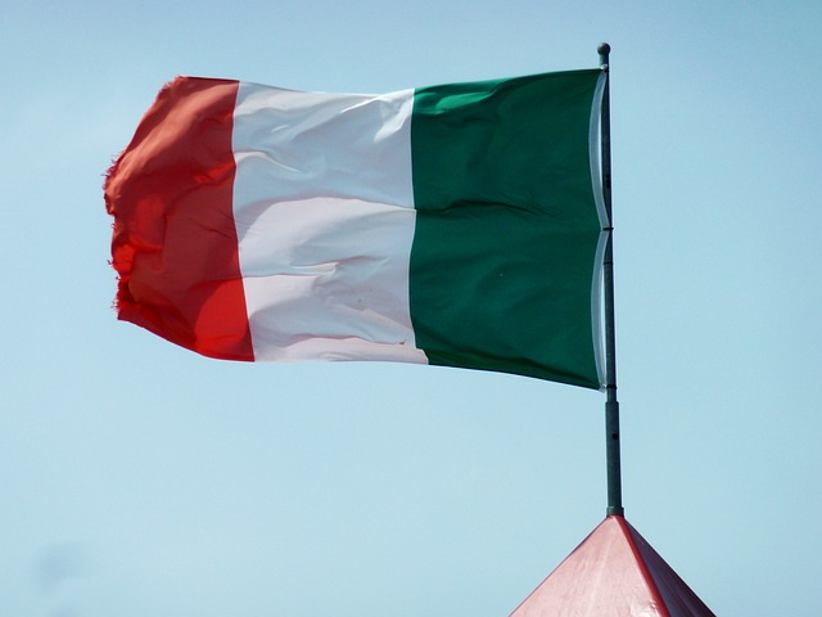 italian-flag-on-a-pole