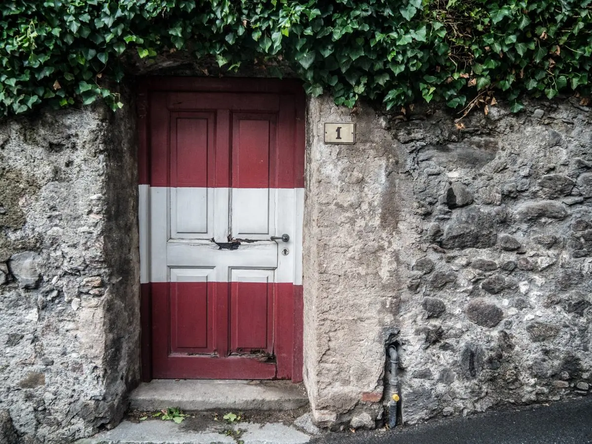 door-painted-as-austrian-flag