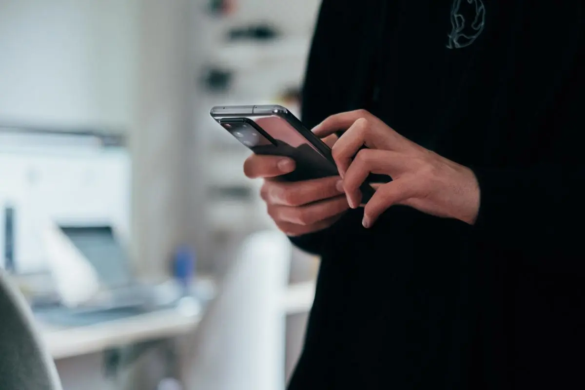 woman-holding-a-smartphone