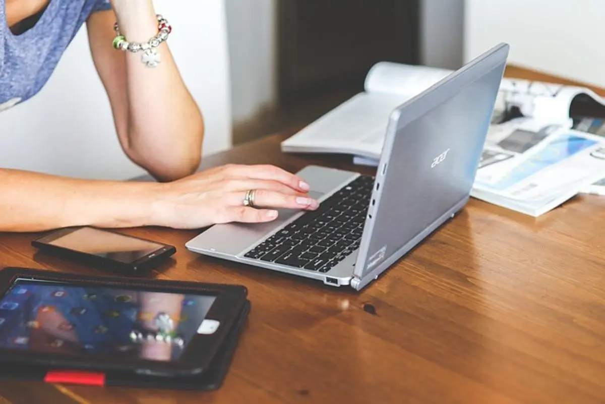 woman-in-front-of-laptop