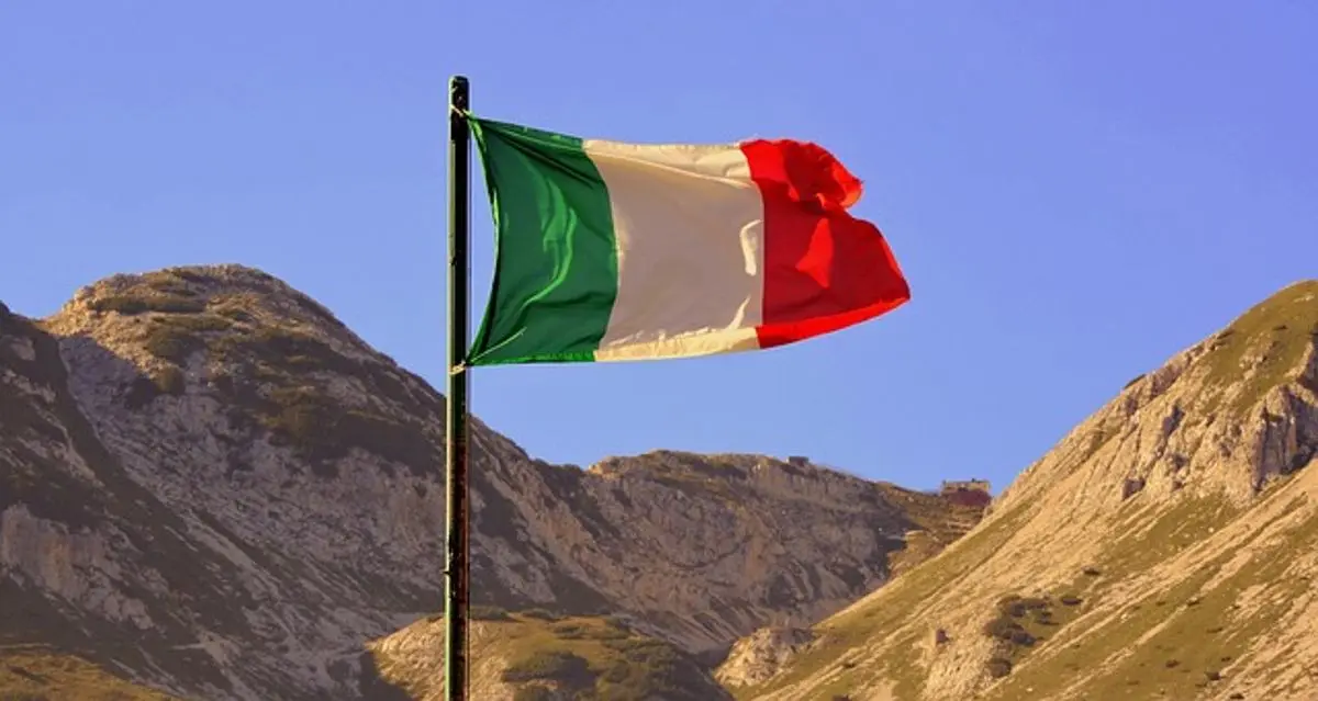 italian-flag-on-a-pole