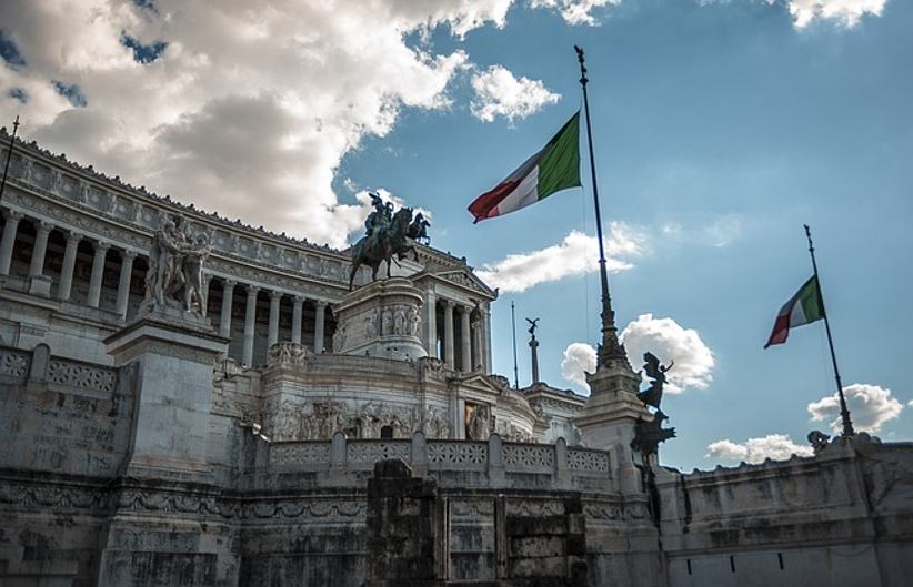 rome-altar-and-italian-flag