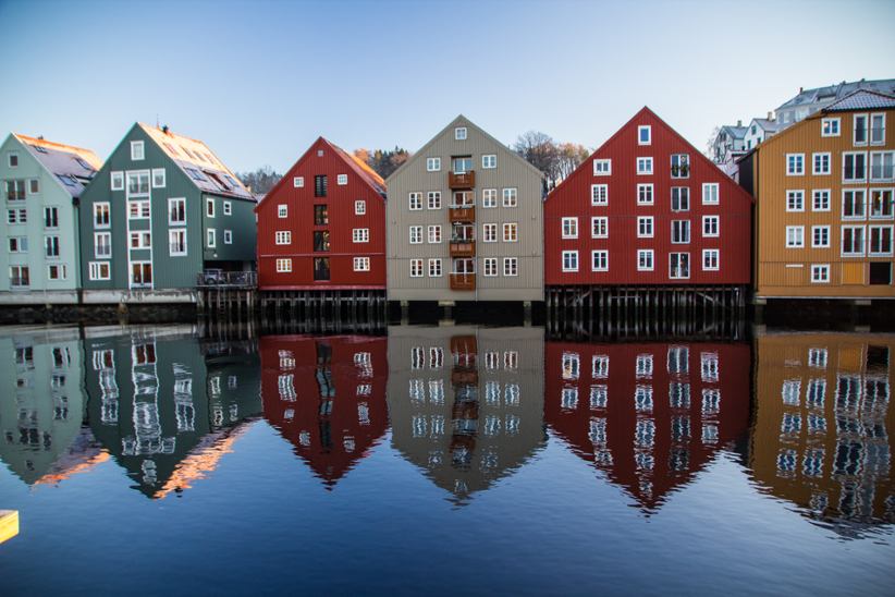 norway-canal-with-houses-in-different-colors