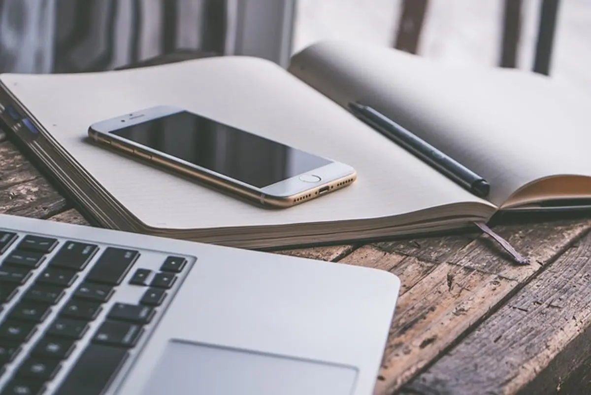 laptop-smartphone-and-notepad-on-a-desk