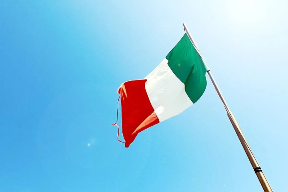 italian-flag-on-a-pole