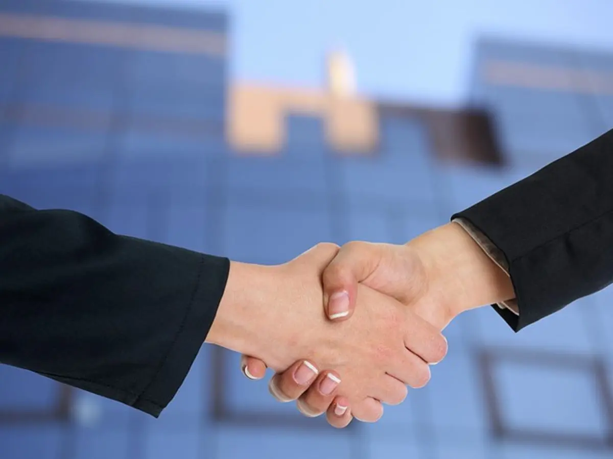 businessman-and-businesswoman-shake-hands