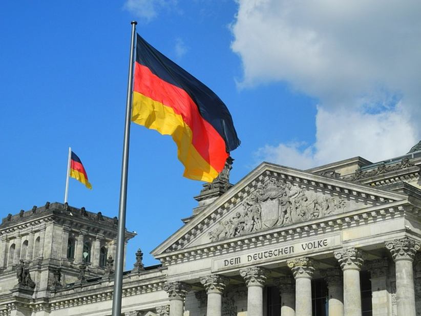 german-flag-in-front-of-parliament