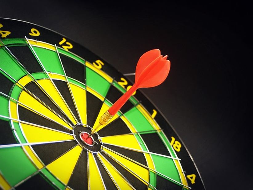 dart-in-the-middle-of-a-darts-board