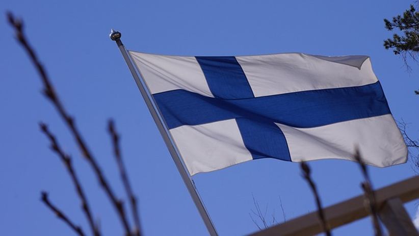 finnish-flag-on-a-pole