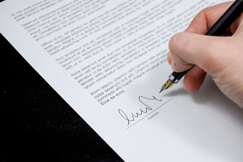 persona-firmando-un-documento