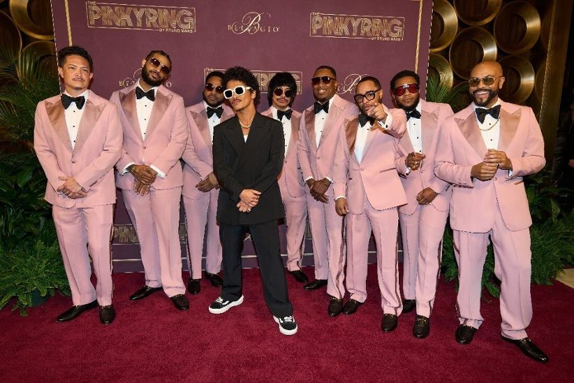 bruno-mars-and-the-hooligans-at-the-pinky-ring-at-bellagio