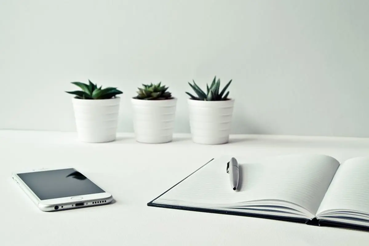 notepad-and-smartphone-on-a-desk