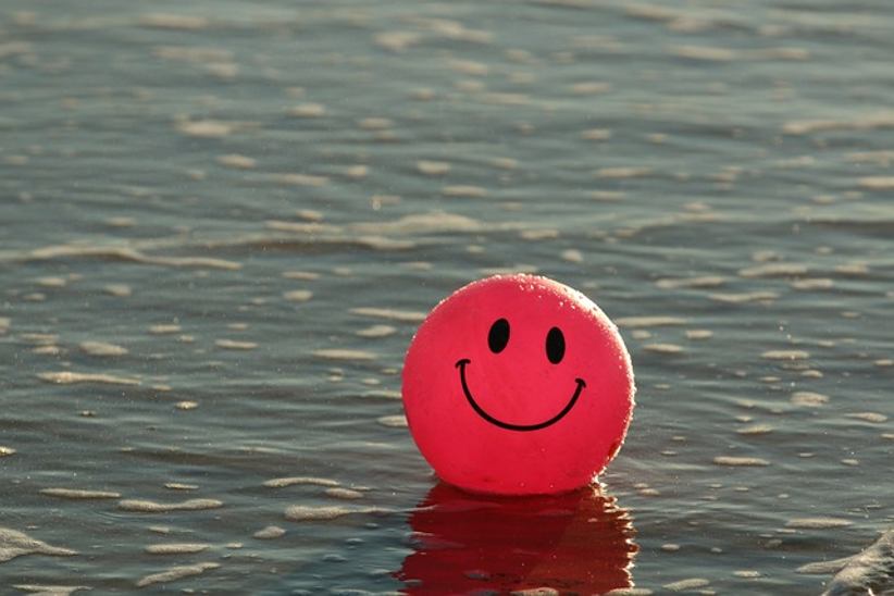 smily-face-baloon-in-water
