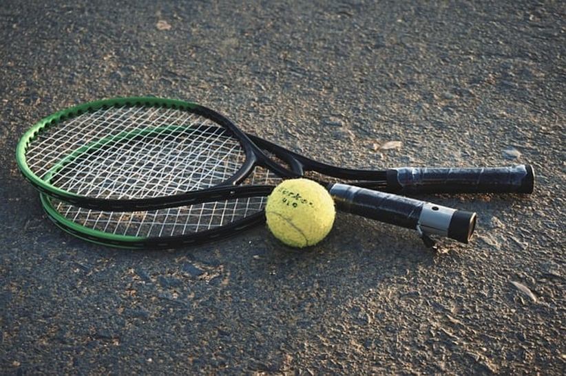 tennis-paddles-and-ball