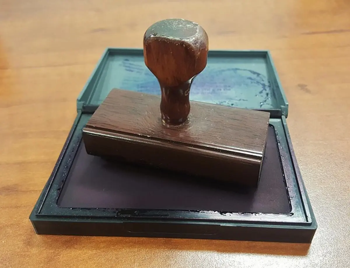 rubber-stamp-and-ink-pad