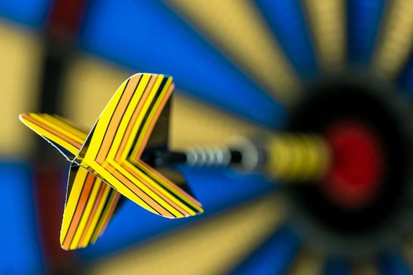 arrow-at-center-of-darts-board
