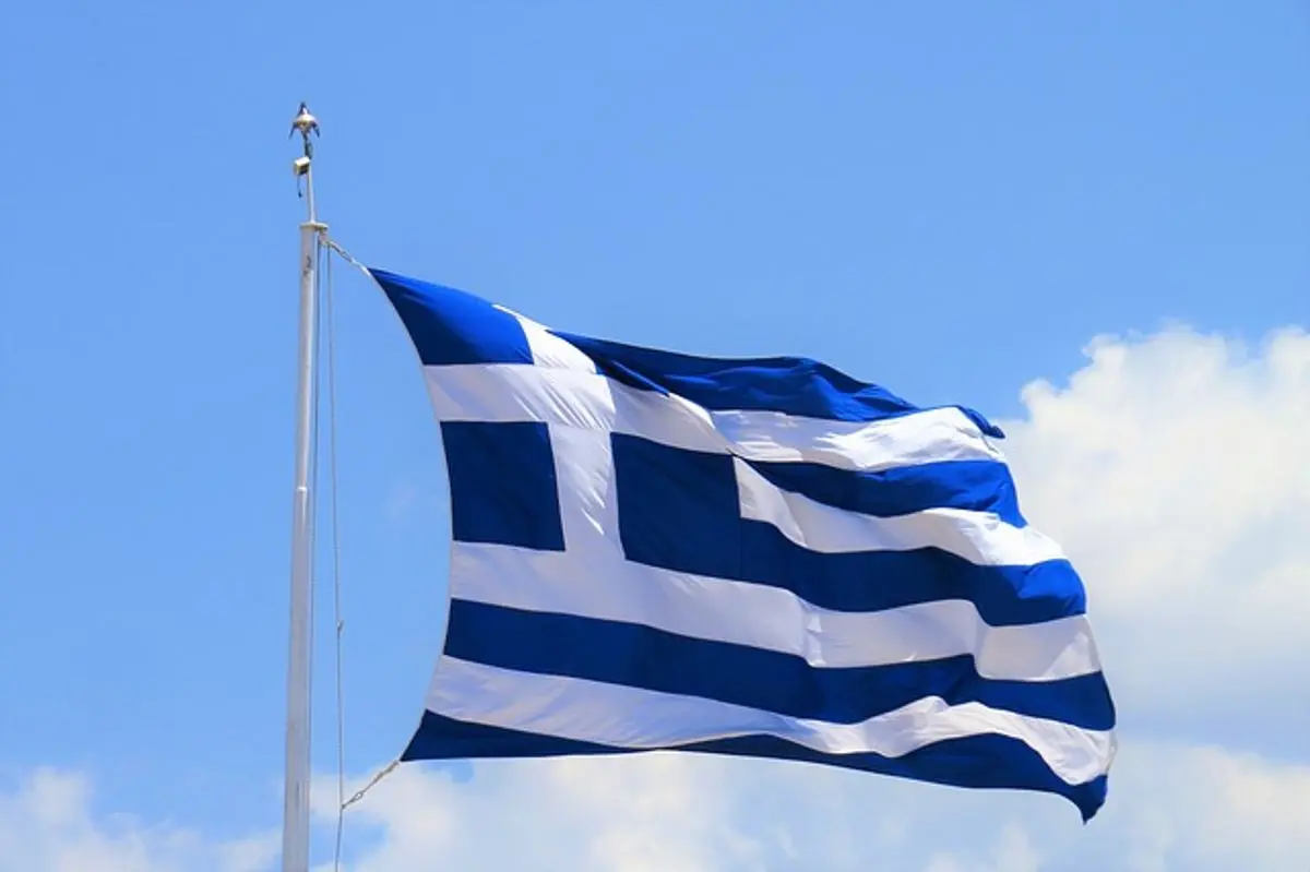 greek-flag-on-a-pole