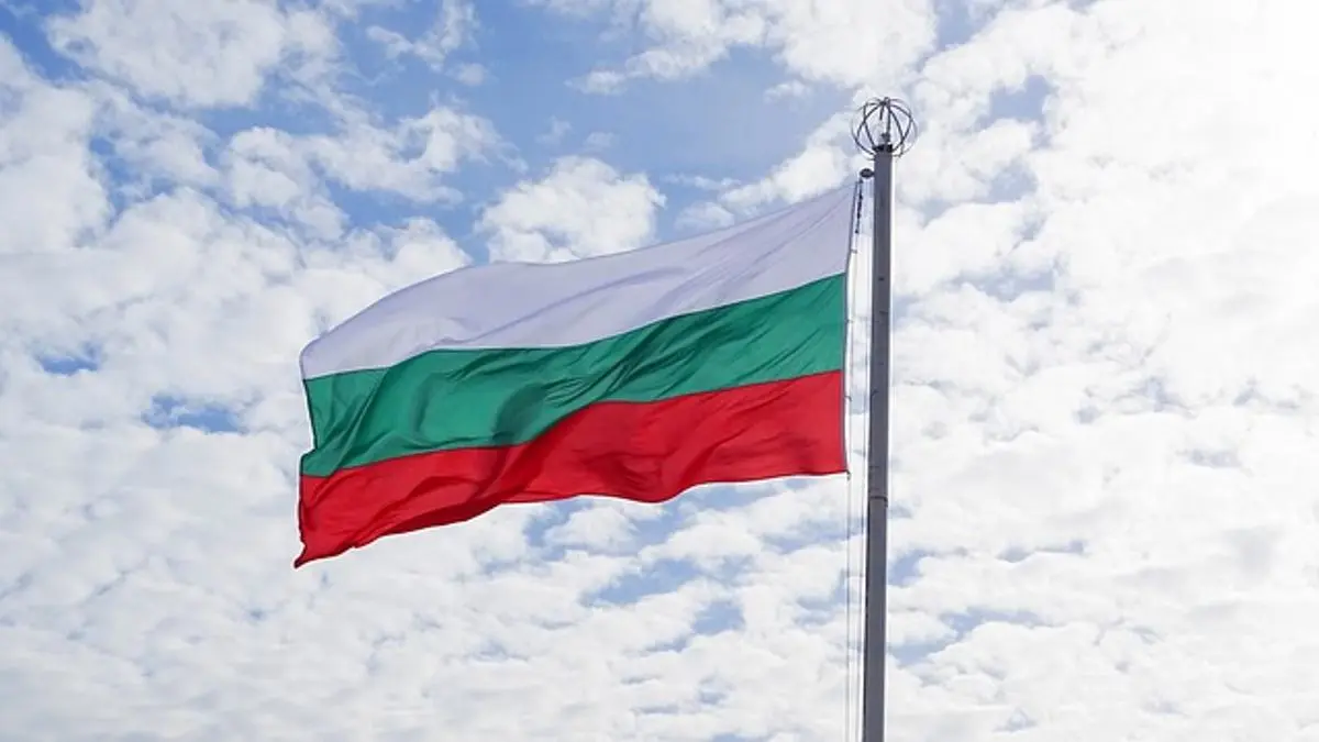 bulgarian-flag-on-a-pole