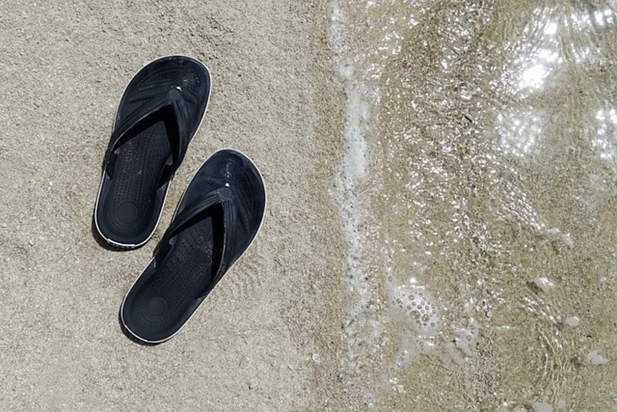 flip-flops-on-the-beach