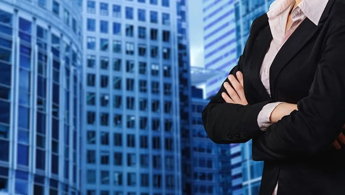 businesswoman-cityscape-background