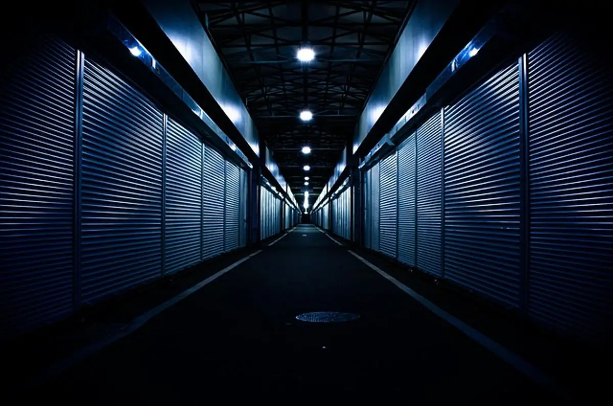 dark-market-street-at-night