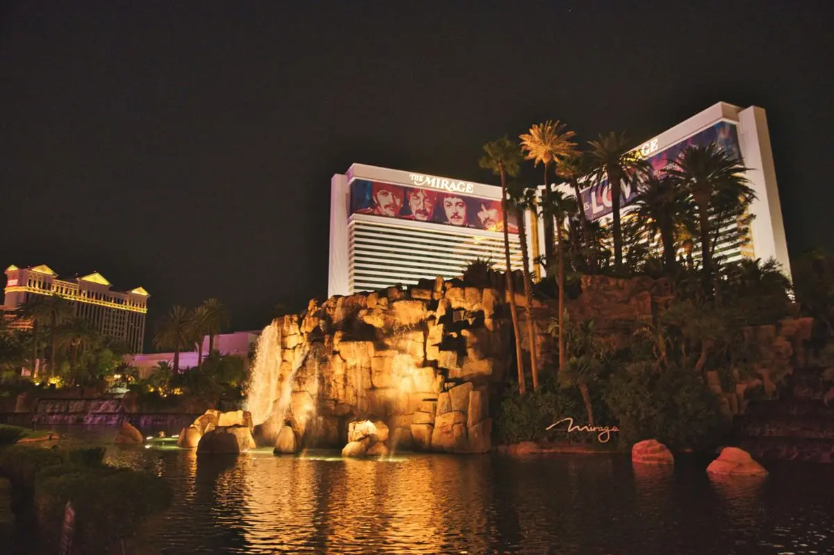 the-mirage-volcano-at-night